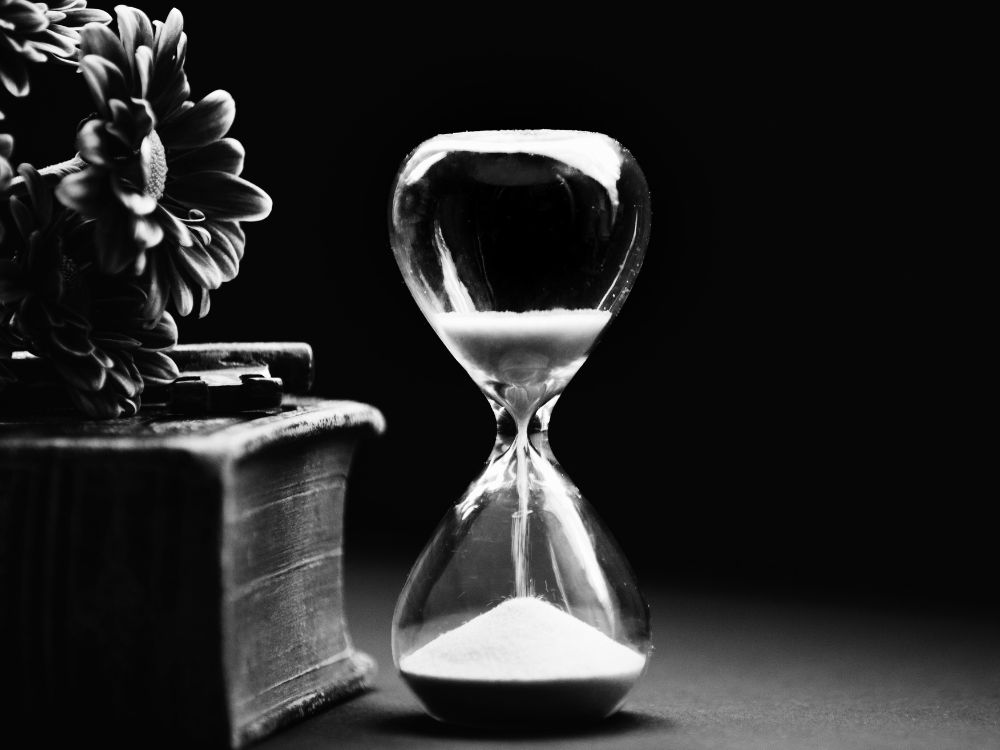 image of hour glass signifying time to move